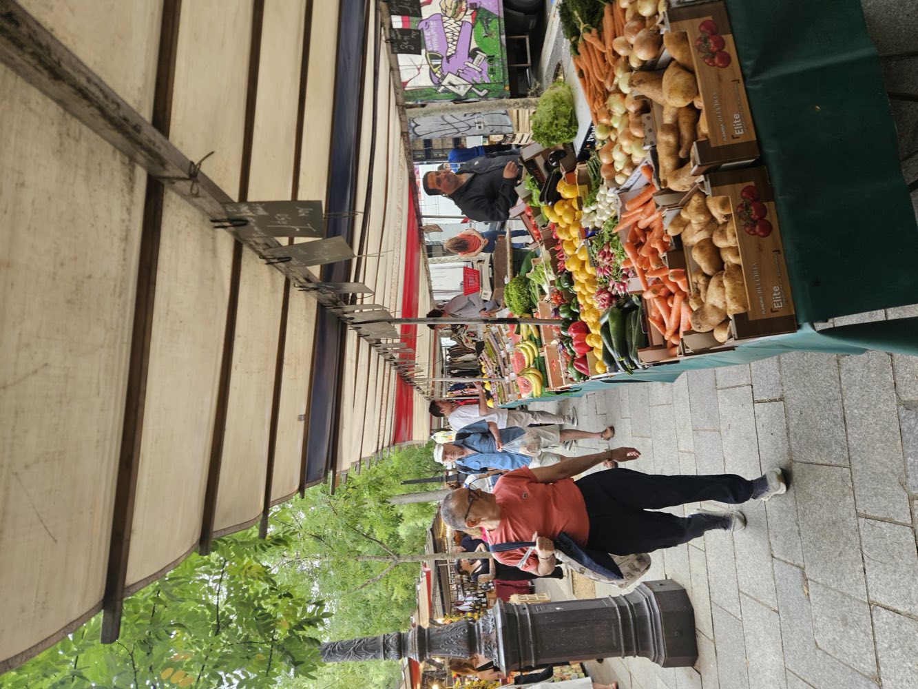 Étal de fruits et légumes frais