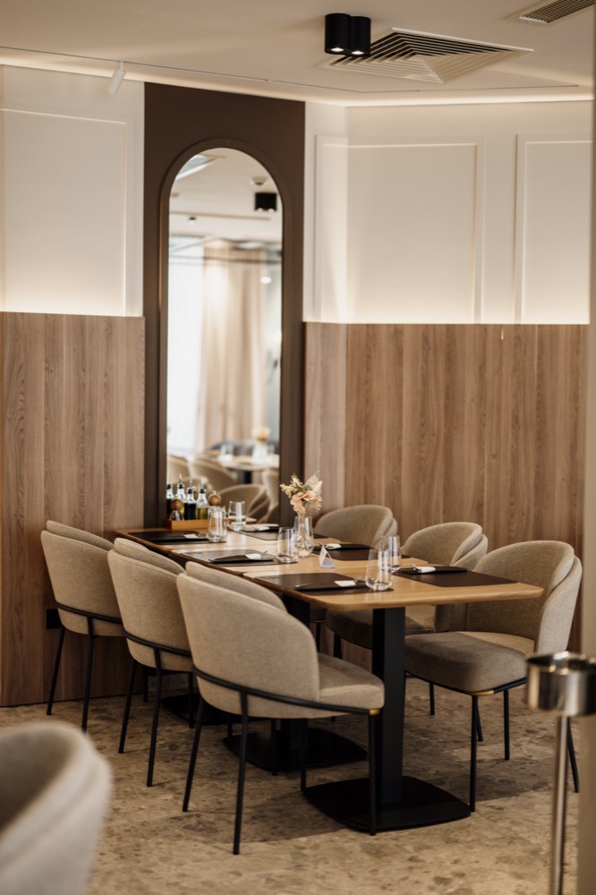 Salle du restaurant, ambiance bois et lumière